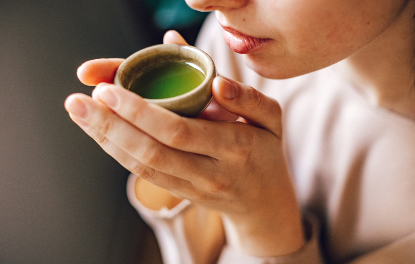 Mujer bebiendo te verde