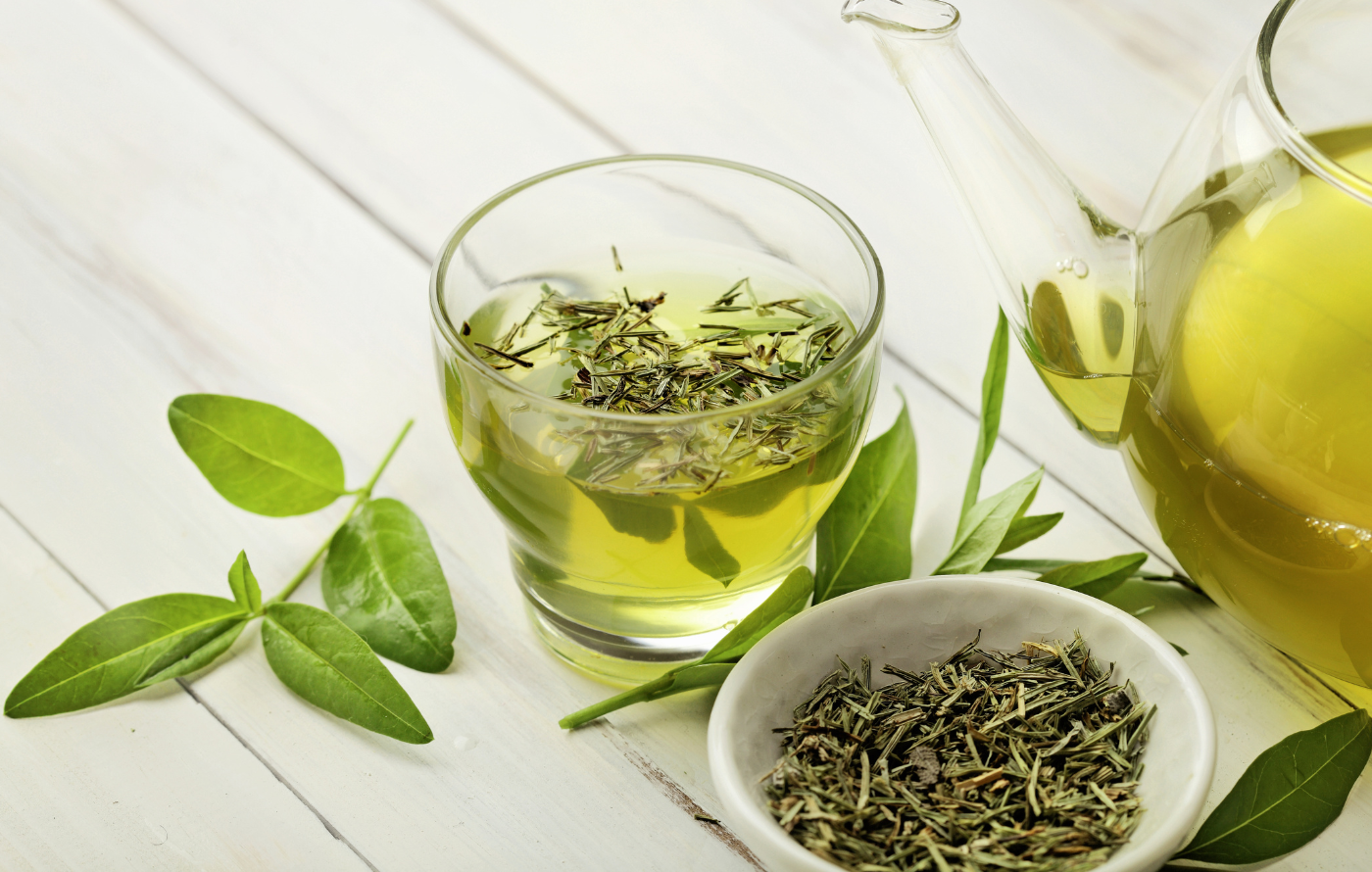Tasa y tetera vidrio y hebras te verde